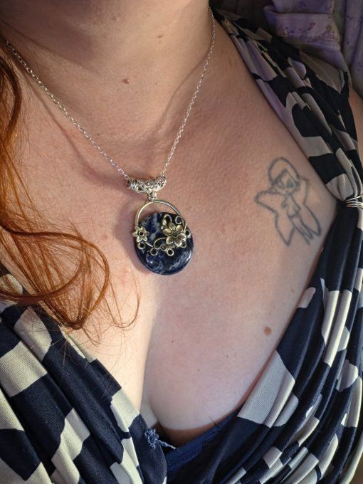 Pendentif Sodalite ,florale- Humilité, Courage Et Communication