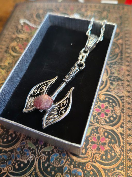 Pendentif vanadinite : la hache des guerriers 