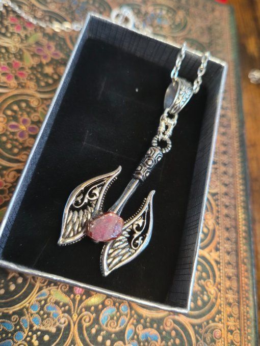 Pendentif vanadinite : la hache des guerriers 