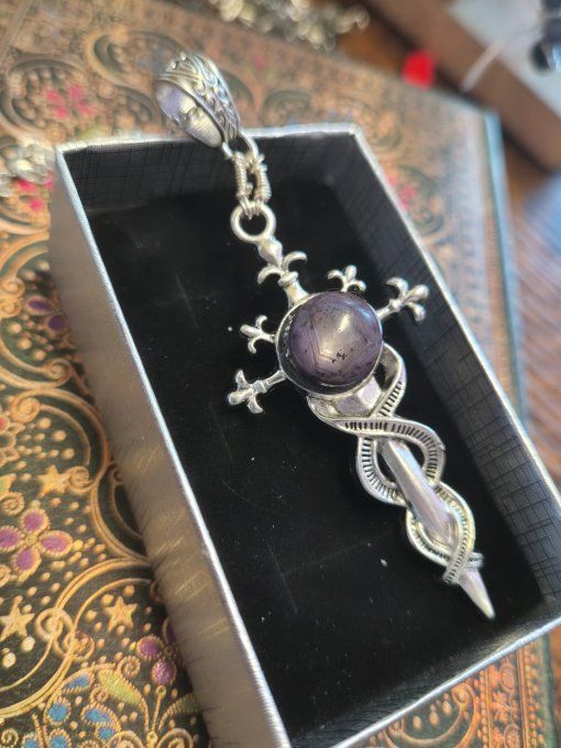 Pendentif épée Saphir violet 