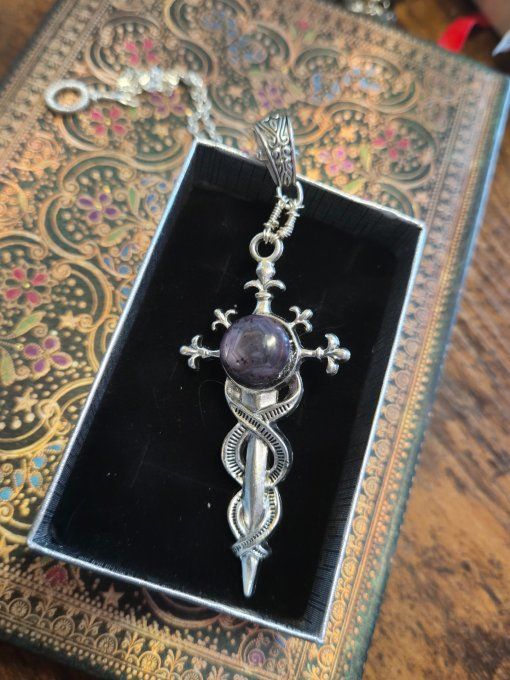 Pendentif épée Saphir violet 