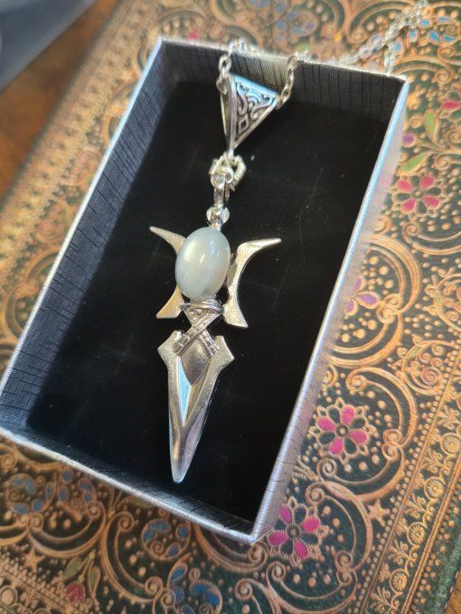 pendentif  Épée Pierre de lune Hecatolite ✨ médiumnité et féminin sacré 