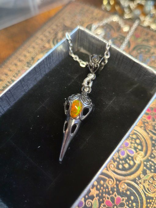 Pendentif crâne de corbeau Opale de feu  - passion et energie