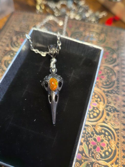 Pendentif crâne de corbeau Opale de feu  - passion et energie