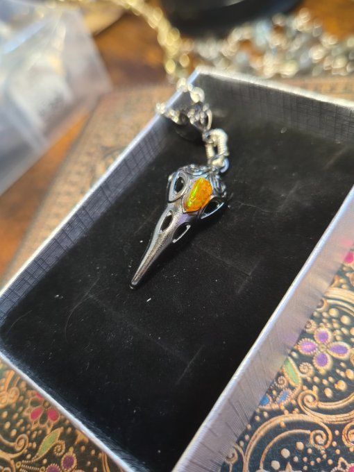 Pendentif crâne de corbeau Opale de feu  - passion et energie