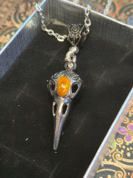 Pendentif crâne de corbeau Opale de feu  - passion et energie