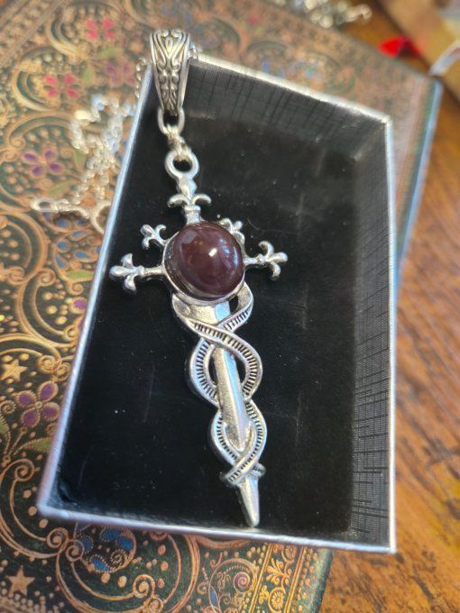 Pendentif epée Grenat etoilé -pierre de vaillance 