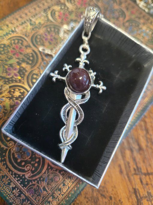 Pendentif epée Grenat etoilé -pierre de vaillance 