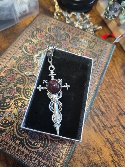 Pendentif epée Grenat etoilé -pierre de vaillance 