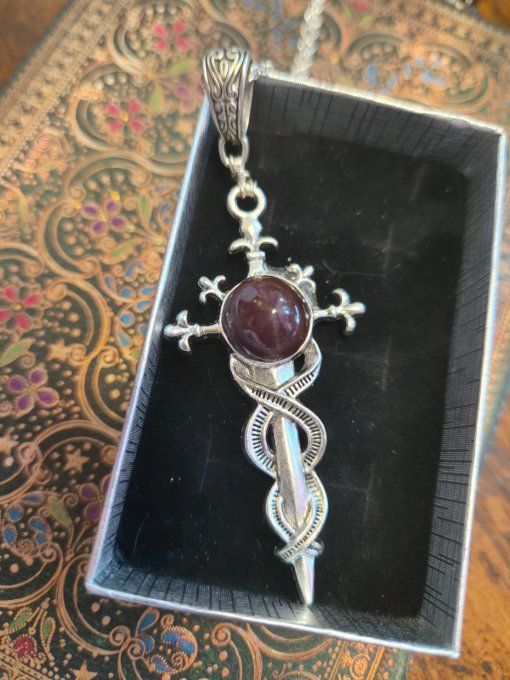 Pendentif epée Grenat etoilé -pierre de vaillance 