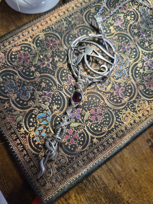Pendentif Clé de Ra , grenat rhodolite  et Apophys .