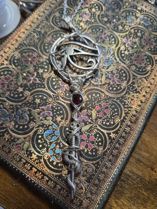 Pendentif Clé de Ra , grenat rhodolite  et Apophys .