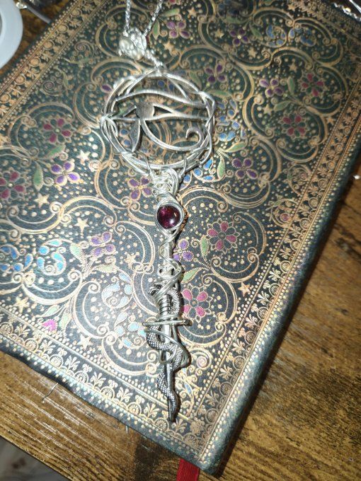 Pendentif Clé de Ra , grenat rhodolite  et Apophys .
