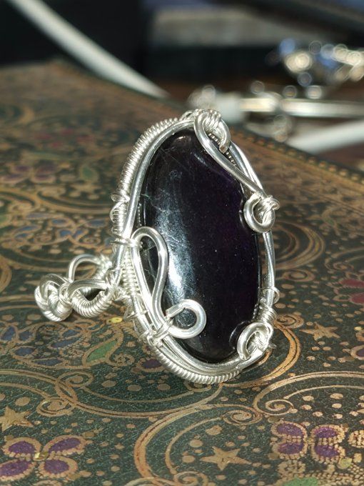 Bague purpurite de Namibie, pierre de libération et d’intuition. 