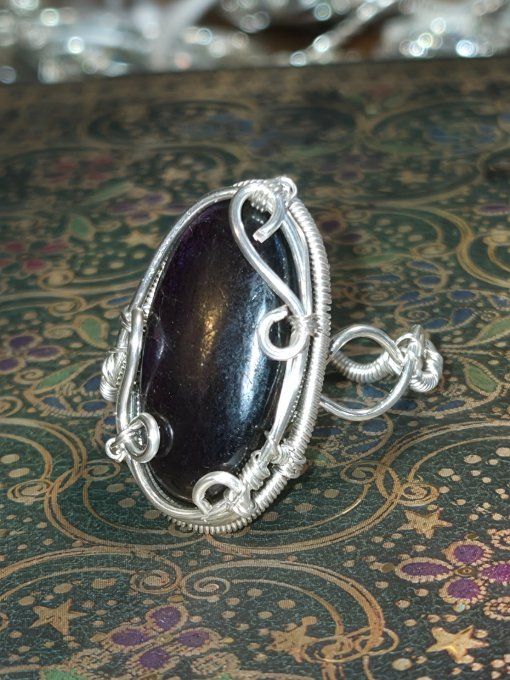 Bague purpurite de Namibie, pierre de libération et d’intuition. 