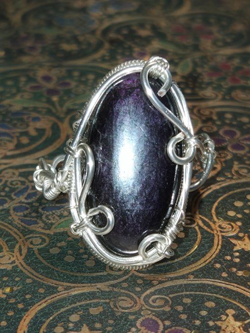 Bague purpurite de Namibie, pierre de libération et d’intuition. 