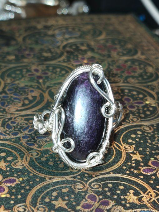 Bague purpurite de Namibie, pierre de libération et d’intuition. 