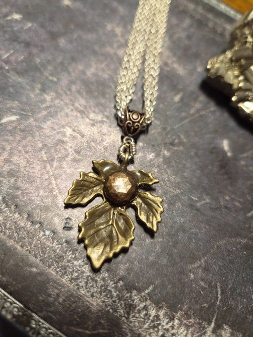 Pendentif saphir doré facette  -feuille d’erable