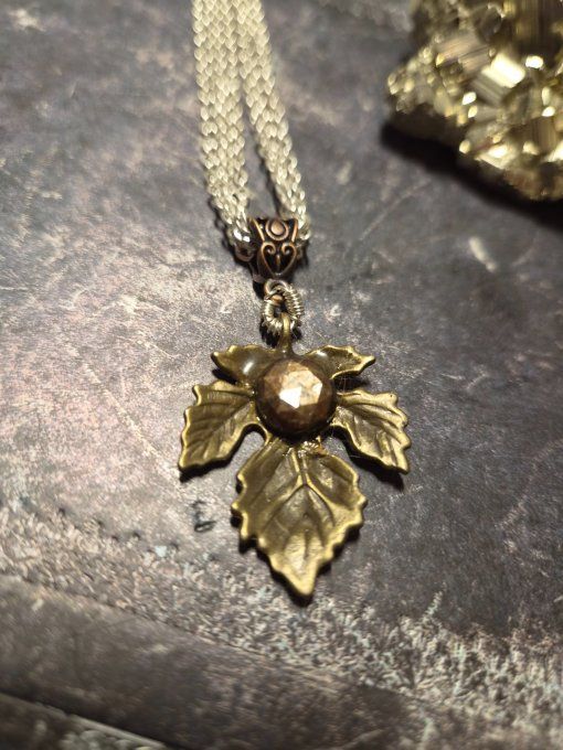 Pendentif saphir doré facette  -feuille d’erable