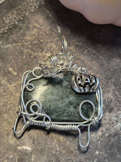 Pendentif Fuschite :Muscovite Verte ✨Pierre d’Apaisement et de Clarté