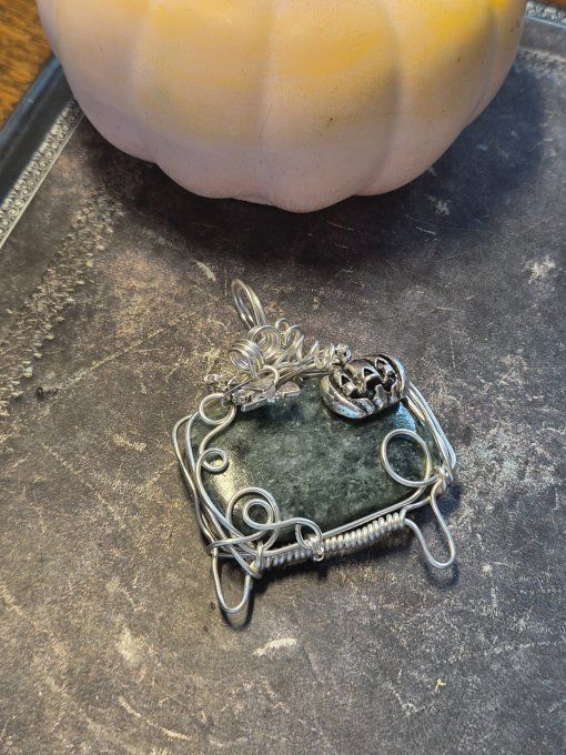 Pendentif Fuschite :Muscovite Verte ✨Pierre d’Apaisement et de Clarté