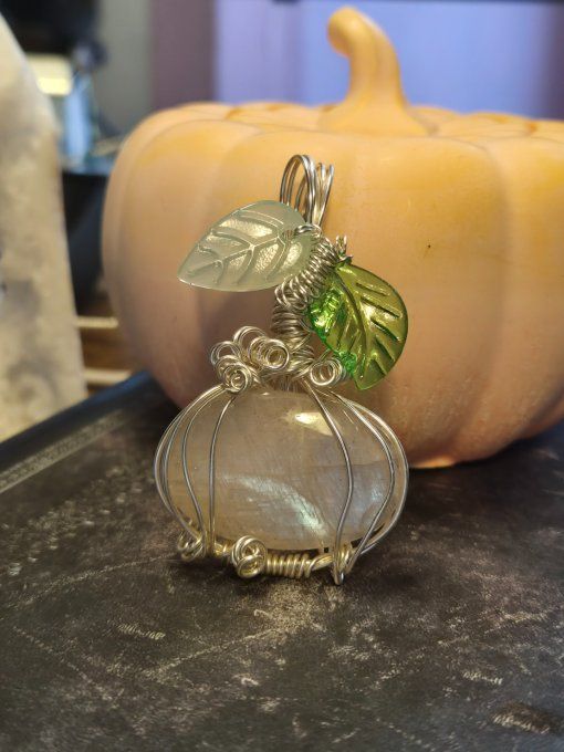 Pendentif Citrouille Belomorite , la pierre de lune parfaite 