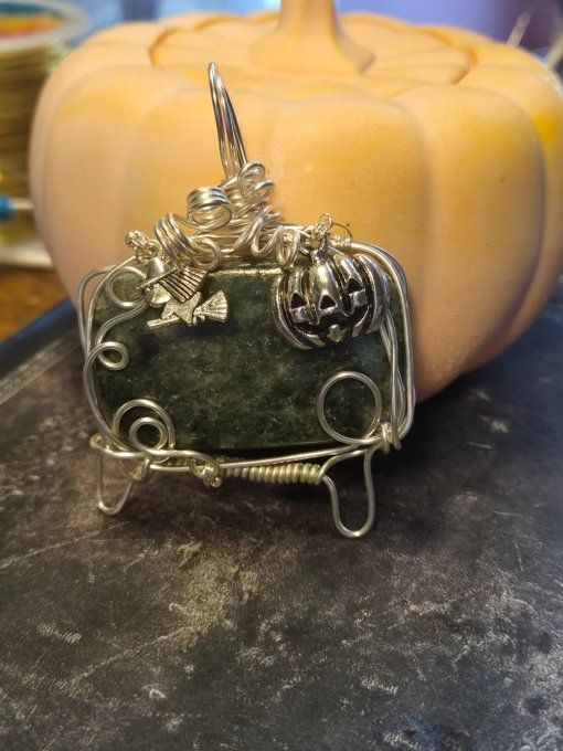 Pendentif Fuschite :Muscovite Verte ✨Pierre d’Apaisement et de Clarté