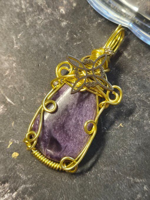 Pendentif Witch'hat Charoite : Transformation et Libération ✨ 