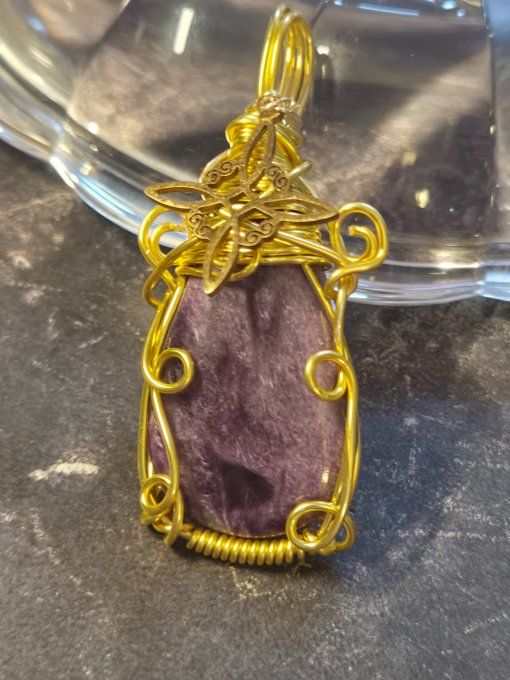 Pendentif Witch'hat Charoite : Transformation et Libération ✨ 