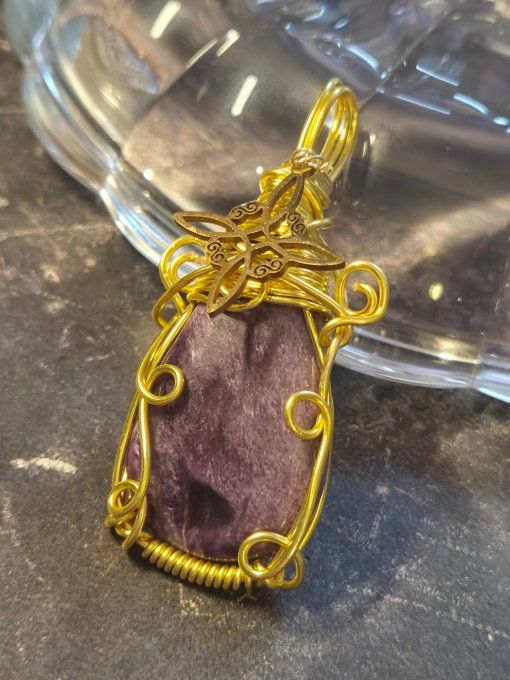 Pendentif Witch'hat Charoite : Transformation et Libération ✨ 