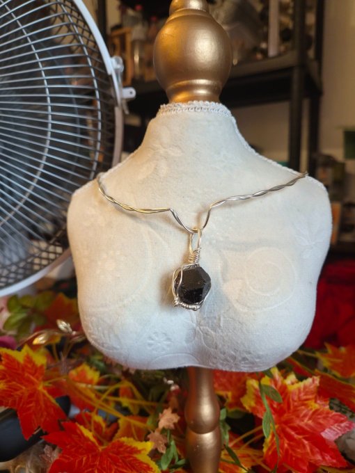 Collier et pendentif Grenat almandin -pierre de vaillance   