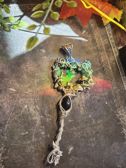 Pendentif clé spinelle noire - Summerween 