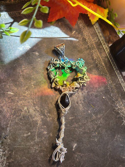 Pendentif clé spinelle noire - Summerween 