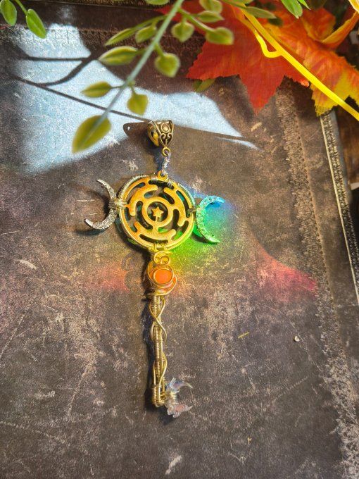 Pendentif Clé d’Hekate, strophalos et opale wello