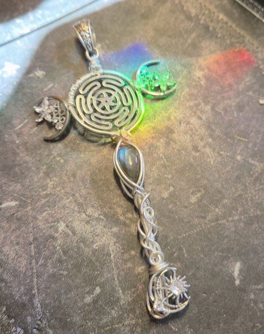 Pendentif clé Hekate , strophalos et labradorite bleu