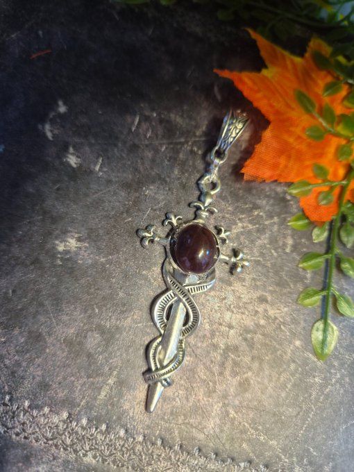 Pendentif epée Grenat etoilé -pierre de vaillance 