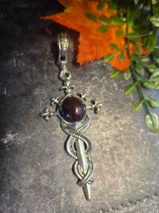 Pendentif epée Grenat etoilé -pierre de vaillance 