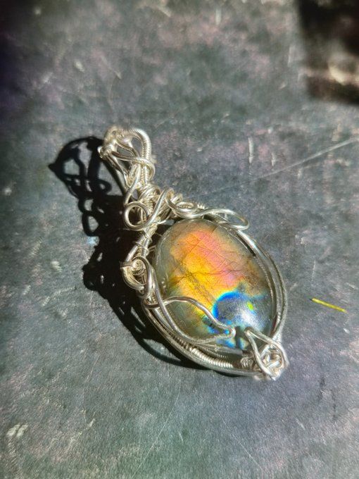 Pendentif labradorite violette . spectrolite.pierre de protection et d’intuition.