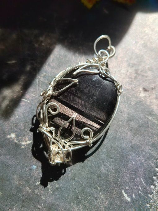 Pendentif Hypersthène -Ancrage et protection