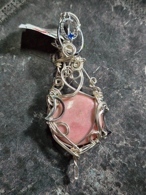 Pendentif Triple Lune – Thulite (Zoisite Rose), Équilibre Émotionnel