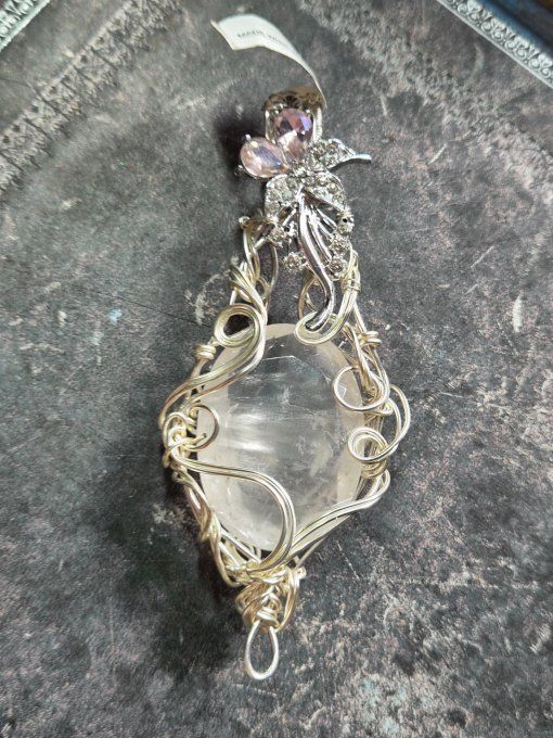 Amulette Quartz rose , fleur d'amour