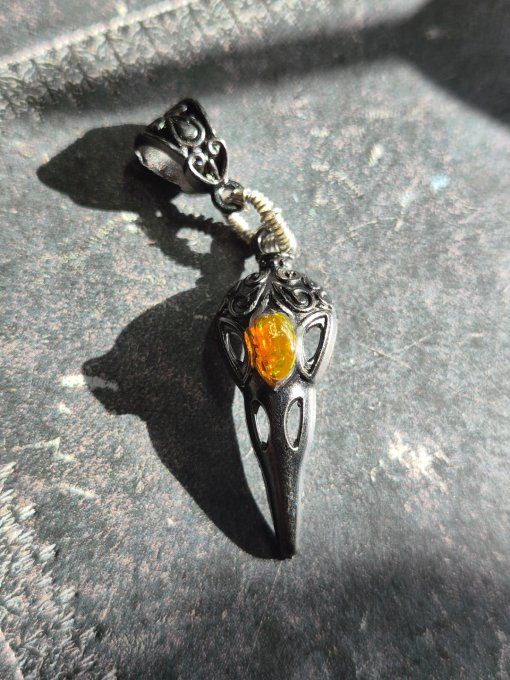 Pendentif crâne de corbeau Opale de feu - passion et energie