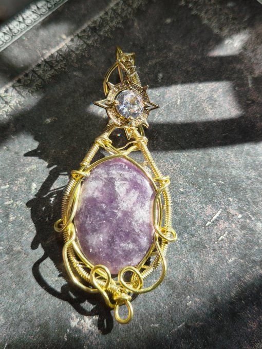 Pendentif Éclat de lepidolite - sérénité et équilibre.