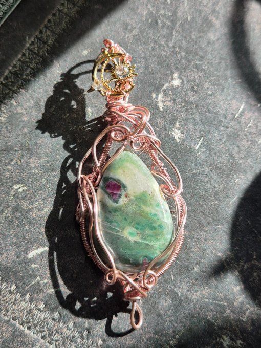 Pendentif Rose  Fuchsite rubis – Amour Inconditionnel, Protection & Clarté  