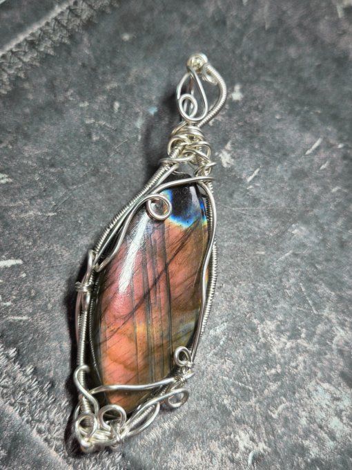 Pendentif labradorite violette Rose, pierre de protection et d’intuition.