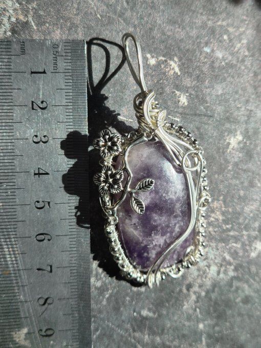 Amulette camé Lépidolite – Stabilité, Sérénité Et Équilibre