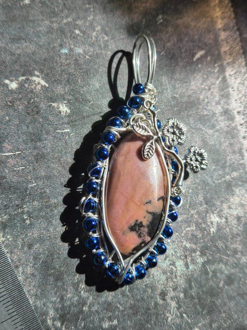 Pendentif rhodonite naturelle, apaisement & soin du cœur