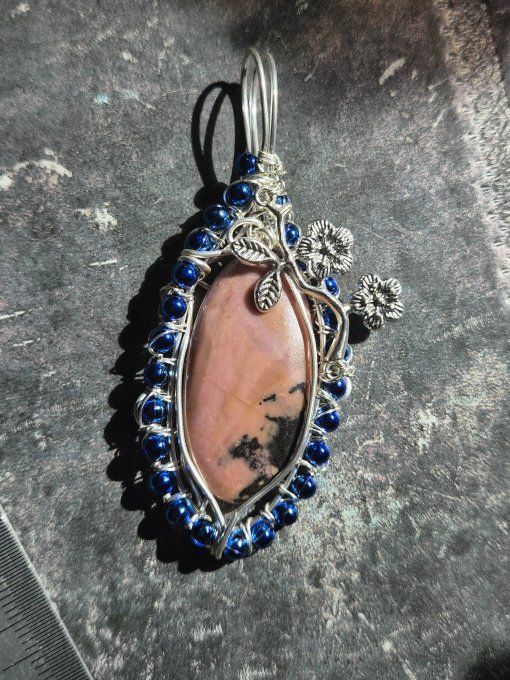 Pendentif rhodonite naturelle, apaisement & soin du cœur