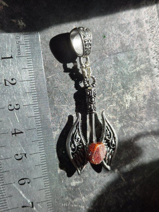 Pendentif vanadinite : la hache des guerriers