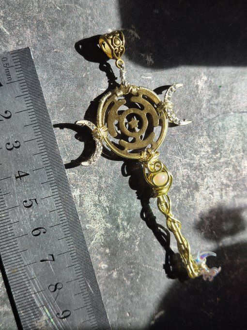 Pendentif Clé d’Hekate, strophalos et opale wello